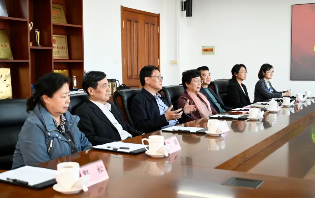 青岛演艺集团与青岛市老年大学签署战略合作协议