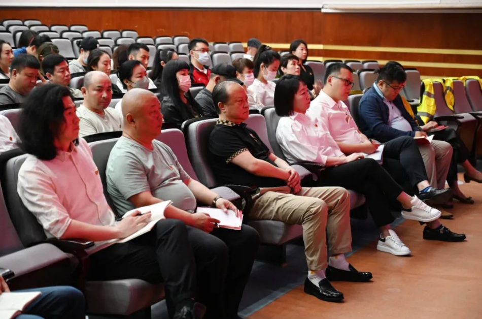 演艺集团在歌舞剧院作主题教育专题党课